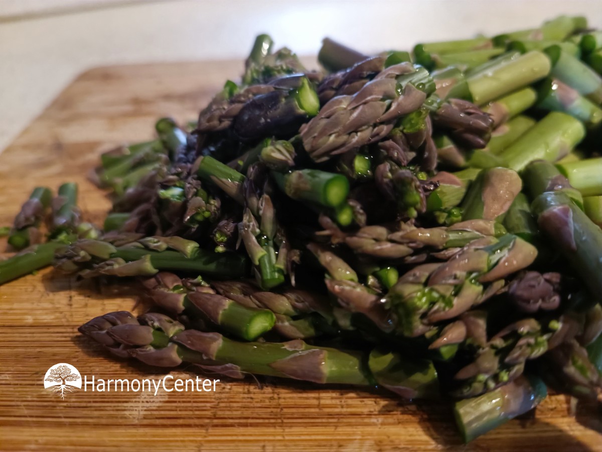 gesneden-asperges-op-een-snijplank
